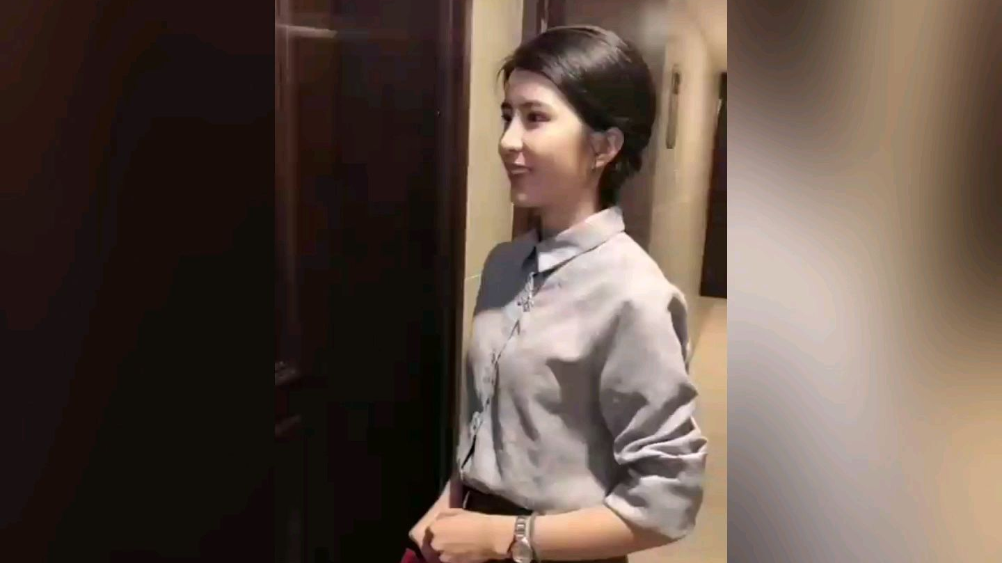 这个小姐姐看起来不是很聪明的亚子!